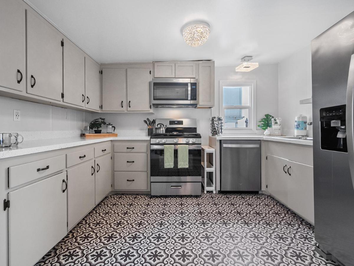 Villa Stunning Oceanfront - Massive Patio, Hot Tub, Parking, Pet Friendly & Views! San Diego