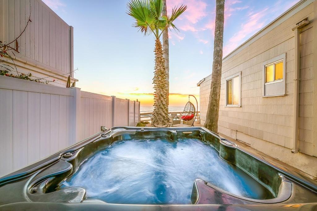 Villa Stunning Oceanfront - Massive Patio, Hot Tub, Parking, Pet Friendly & Views! San Diego
