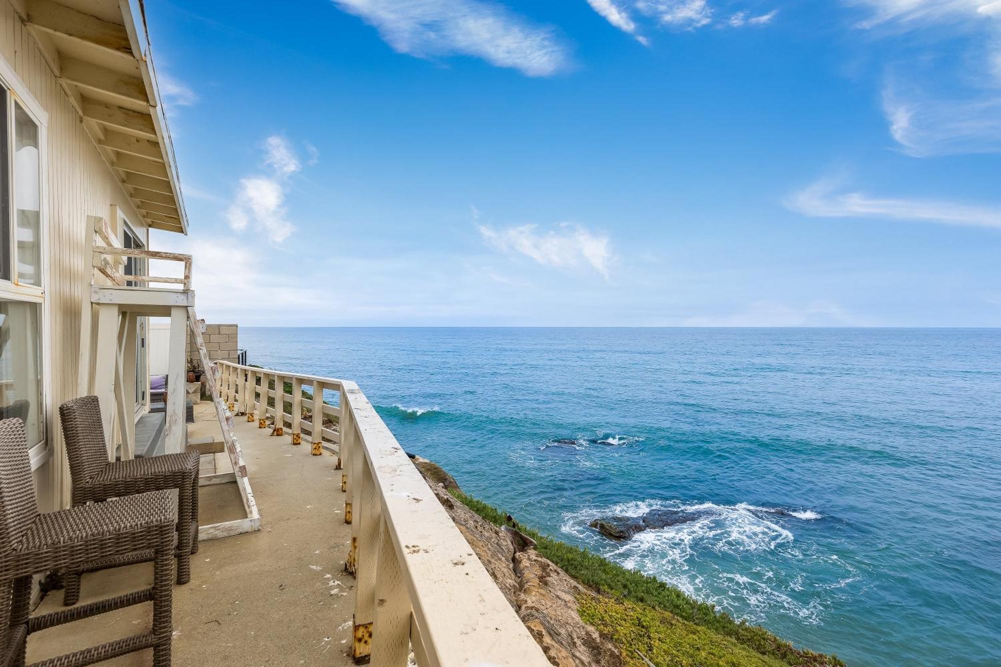 Villa Stunning Oceanfront - Massive Patio, Hot Tub, Parking, Pet Friendly & Views! San Diego