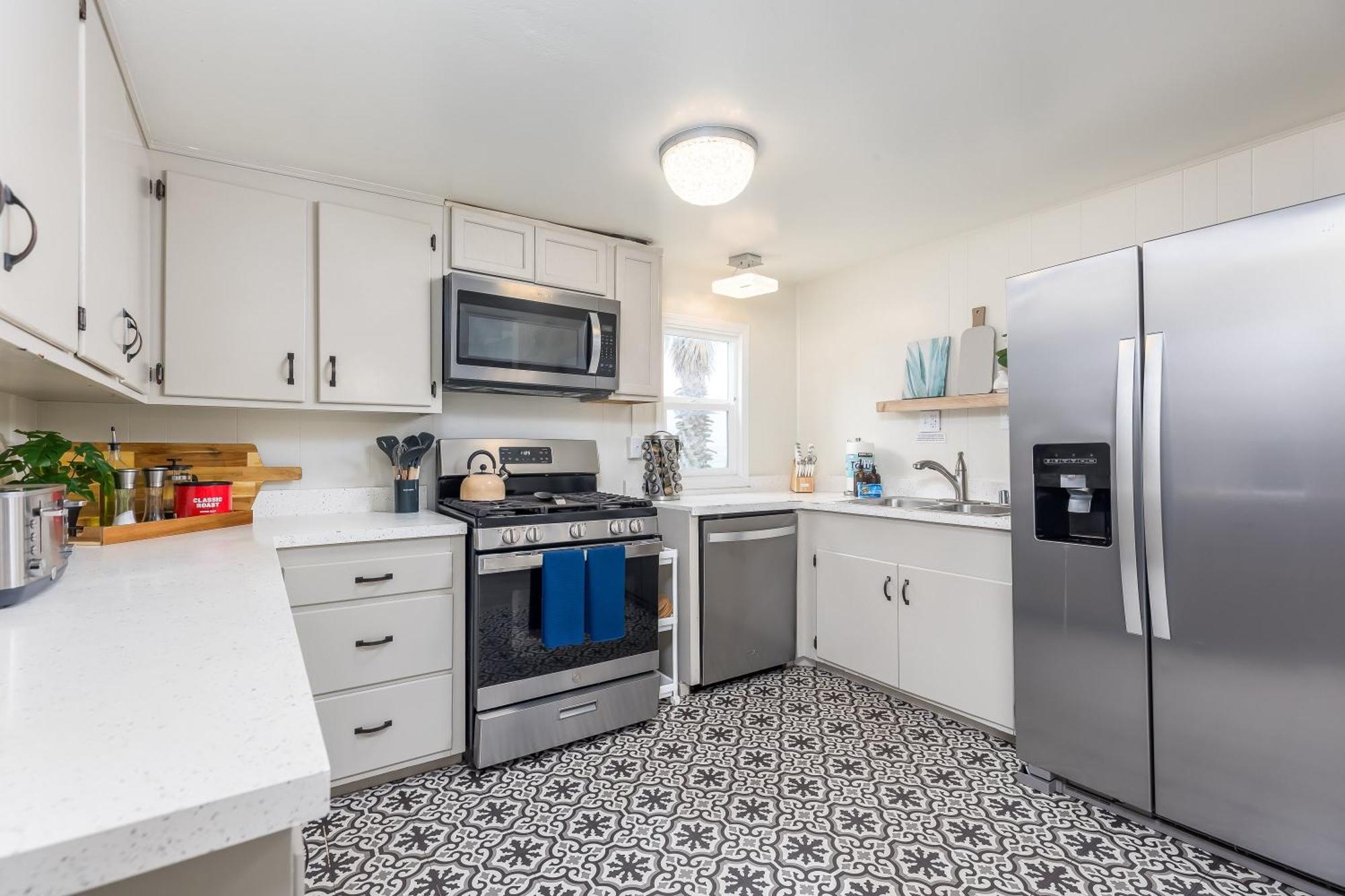 Stunning Oceanfront - Massive Patio, Hot Tub, Parking, Pet Friendly & Views! * San Diego