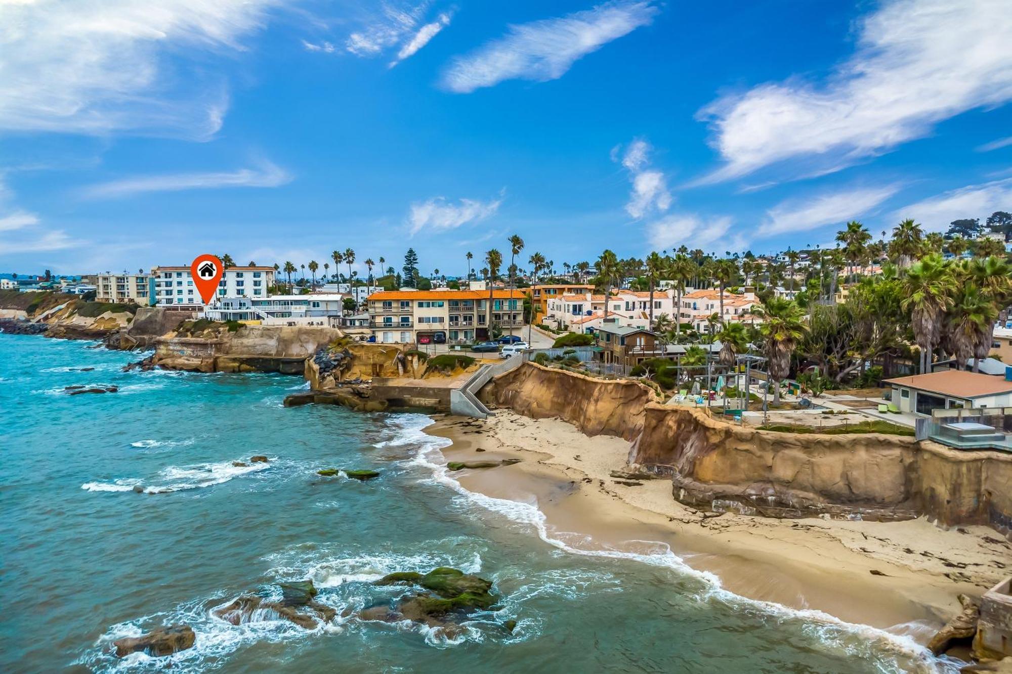 Villa Stunning Oceanfront - Massive Patio, Hot Tub, Parking, Pet Friendly & Views!