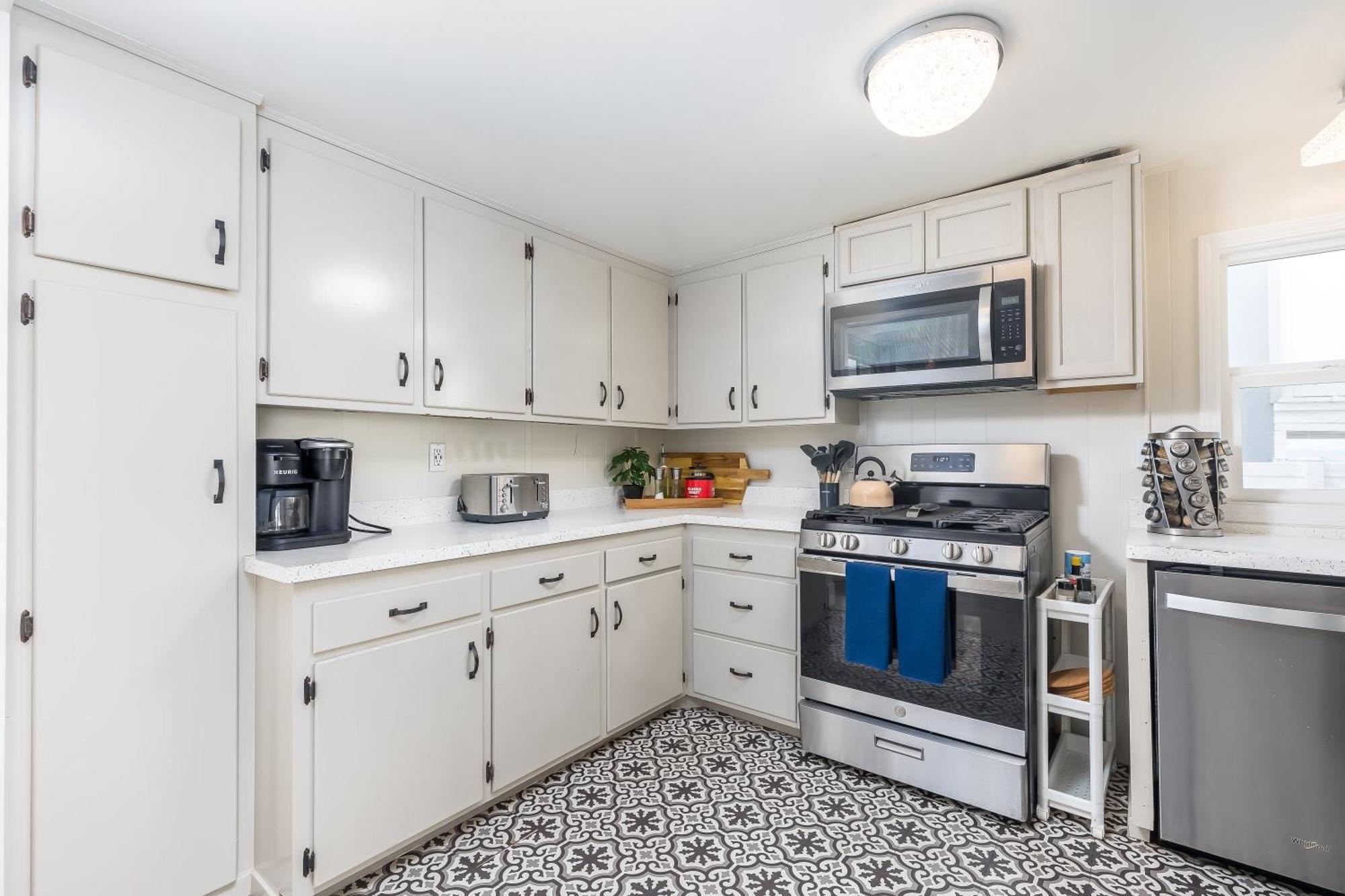 Stunning Oceanfront - Massive Patio, Hot Tub, Parking, Pet Friendly & Views! Villa *