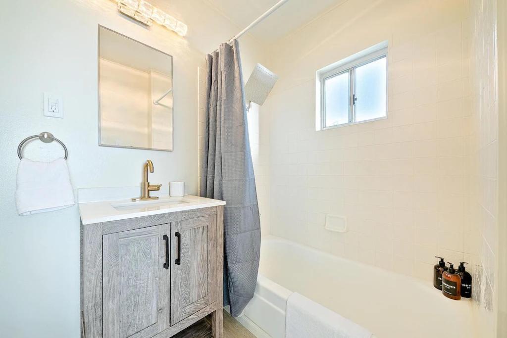 Villa Stunning Oceanfront - Massive Patio, Hot Tub, Parking, Pet Friendly & Views! *