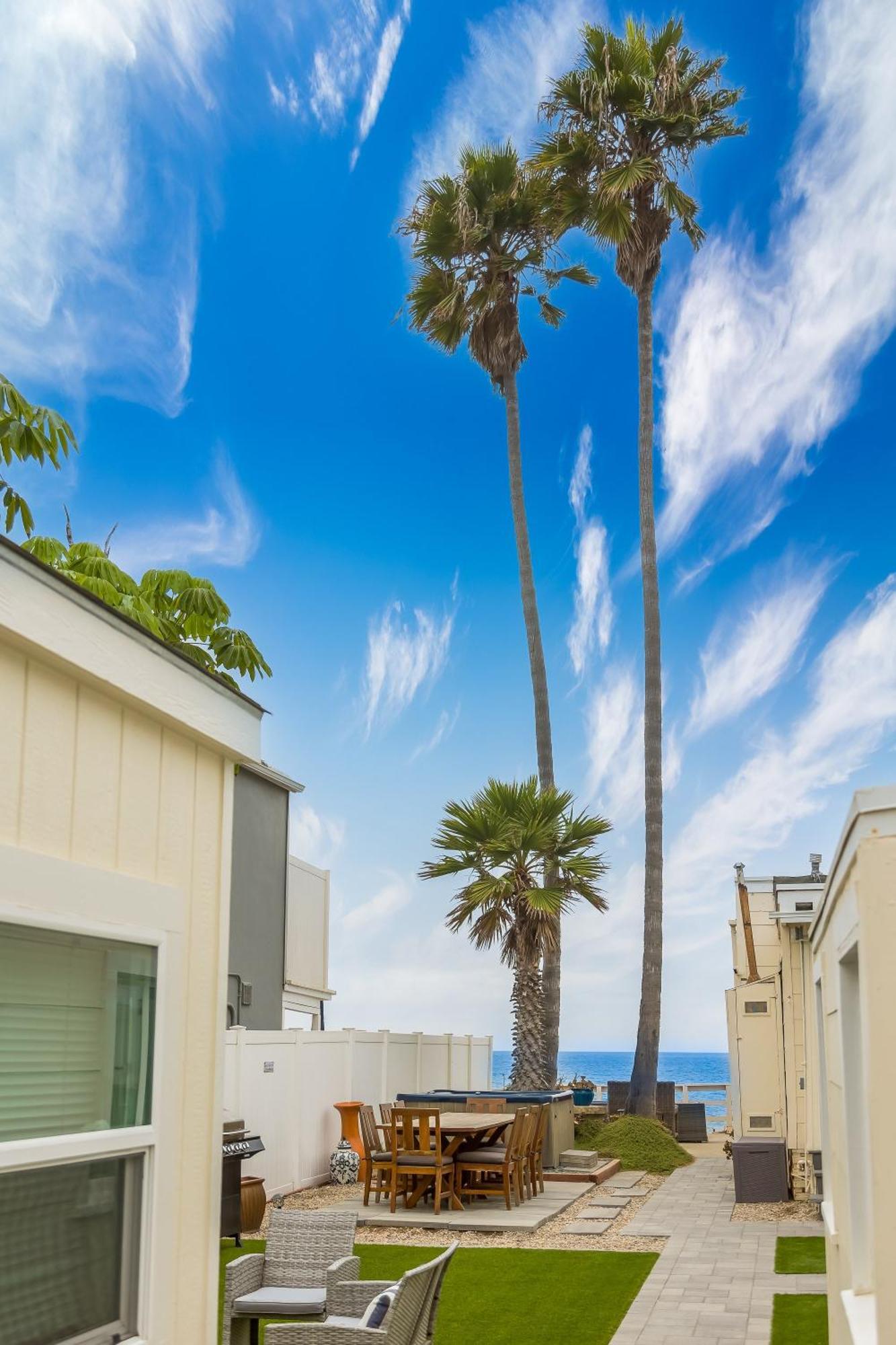 Stunning Oceanfront - Massive Patio, Hot Tub, Parking, Pet Friendly & Views! Villa