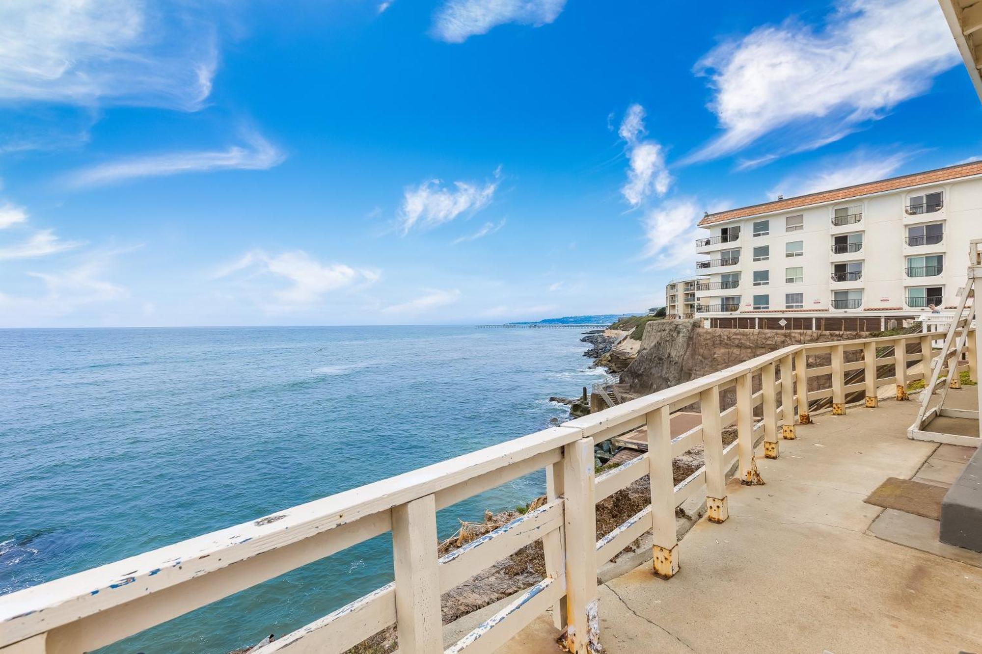 Stunning Oceanfront - Massive Patio, Hot Tub, Parking, Pet Friendly & Views! Villa *