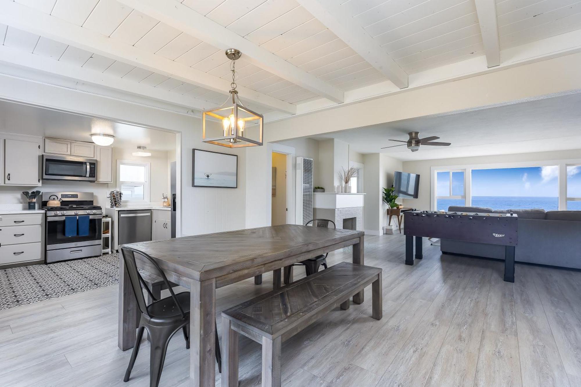 Stunning Oceanfront - Massive Patio, Hot Tub, Parking, Pet Friendly & Views! *
