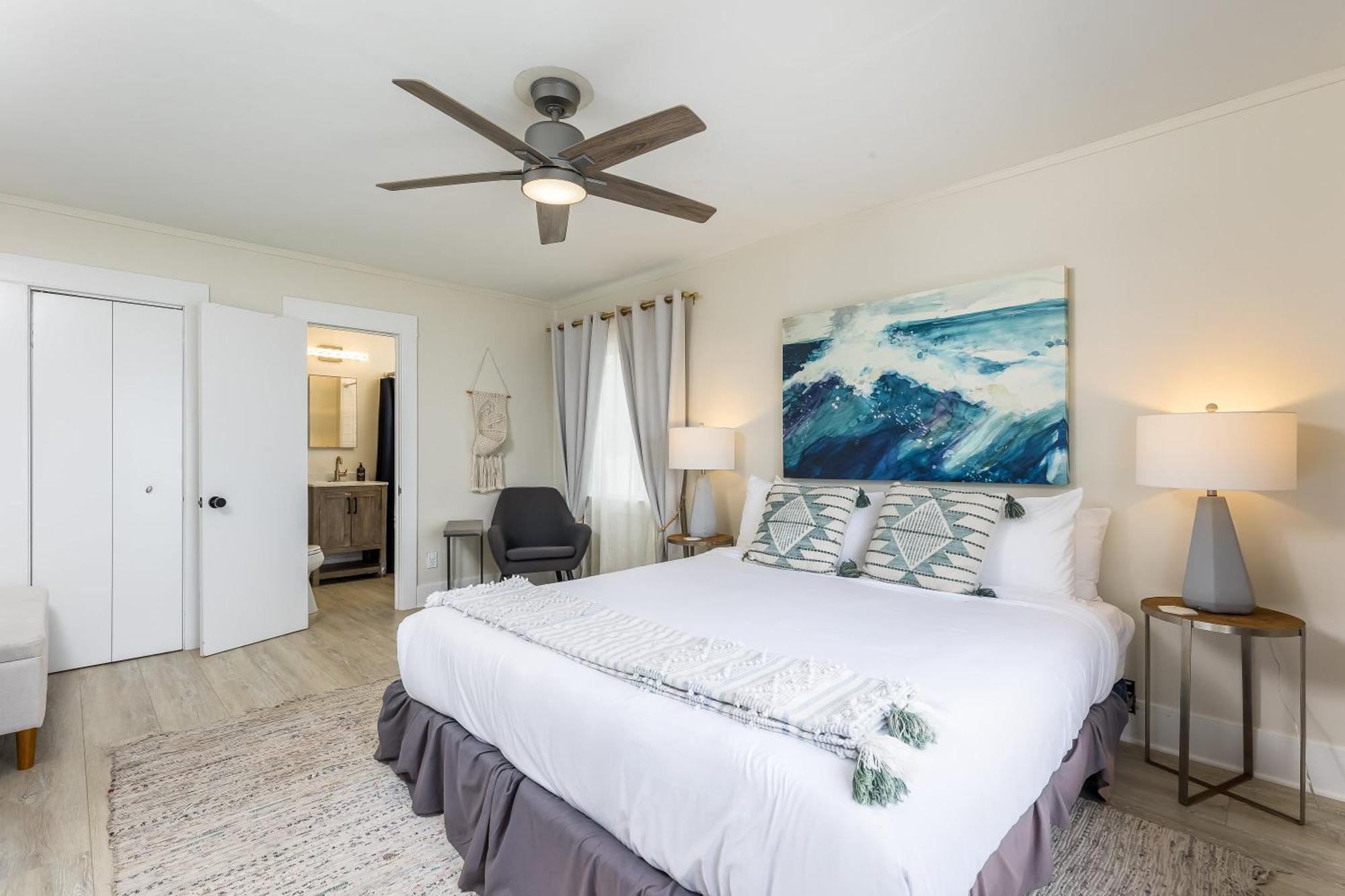 Stunning Oceanfront - Massive Patio, Hot Tub, Parking, Pet Friendly & Views! San Diego