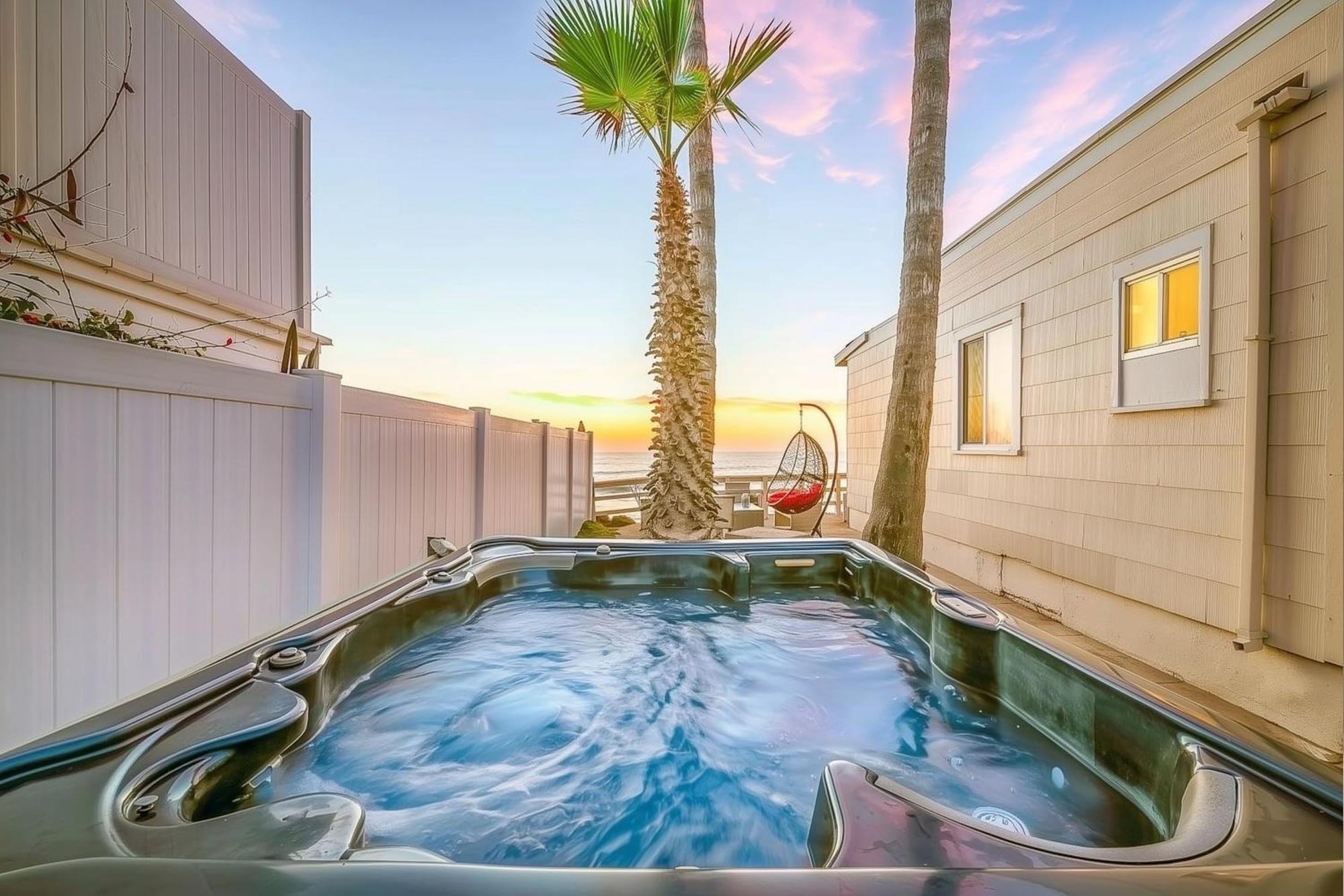 Stunning Oceanfront - Massive Patio, Hot Tub, Parking, Pet Friendly & Views! Villa *
